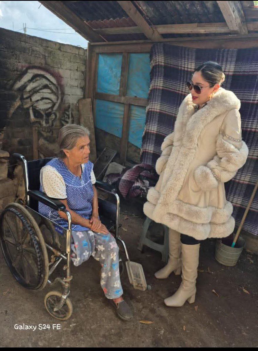 JonathanStark27's tweet image. La duquesa de Pátzcuaro, Andrea Rodríguez, presidente del DIF de dicha entidad, de botitas, de lentes oscuros y abrigo de piel demostrando su empatía con los pobres de su municipio.
Una foto, pero de lejitos para que el pueblo vea que si trabajamos
No eran iguales, eran peores…