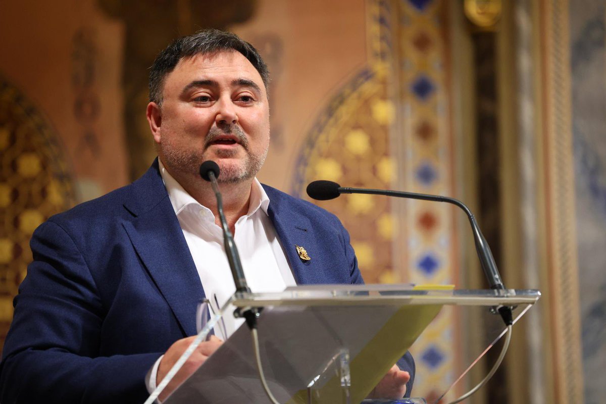 Pilar_SFrancesc's tweet image. 𝐏𝐑𝐄𝐌𝐈𝐒 𝐂𝐔𝐂 𝐃𝐄 𝐒𝐄𝐃𝐀 

El nostre president de l’Agrupació, José Felipe Villanueva, va dirigir-se a t@ts els assistents i va impossar-li a Berta, Fallera Major de Valéncia, l’insígnia de la nostra Agrupació.

📸 @Fotofilmax 

#AEPSF25 #Falles25 #InsígniesAEPSF