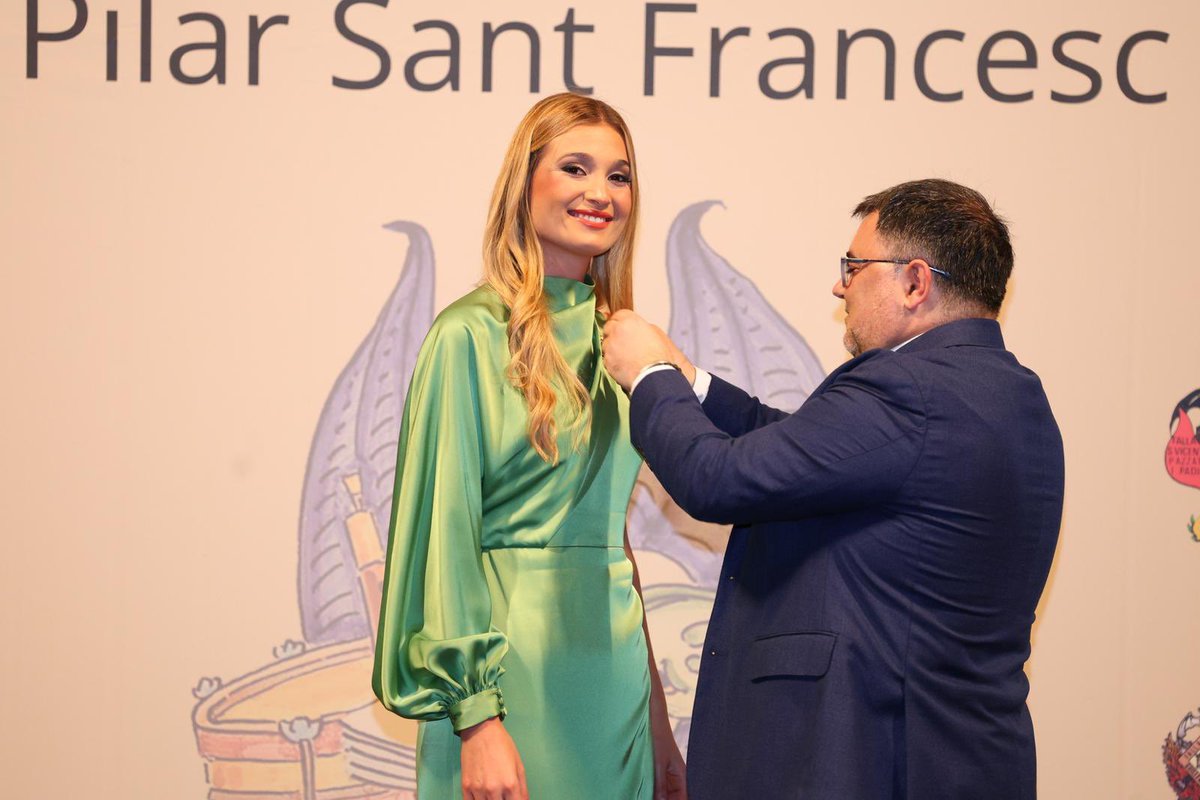 Pilar_SFrancesc's tweet image. 𝐏𝐑𝐄𝐌𝐈𝐒 𝐂𝐔𝐂 𝐃𝐄 𝐒𝐄𝐃𝐀 

El nostre president de l’Agrupació, José Felipe Villanueva, va dirigir-se a t@ts els assistents i va impossar-li a Berta, Fallera Major de Valéncia, l’insígnia de la nostra Agrupació.

📸 @Fotofilmax 

#AEPSF25 #Falles25 #InsígniesAEPSF