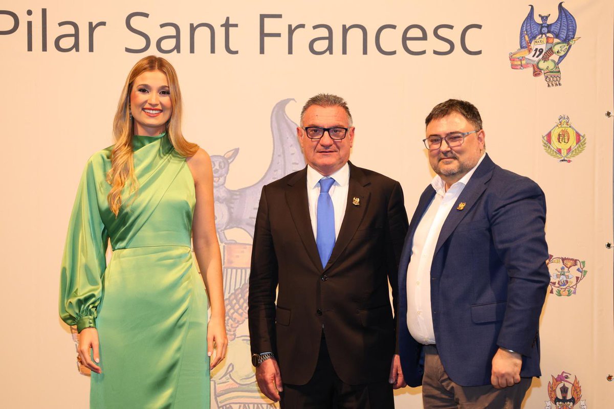 Pilar_SFrancesc's tweet image. 𝐈𝐌𝐏𝐎𝐒𝐈𝐂𝐈𝐎́ 𝐃’𝐈𝐍𝐒𝐈́𝐆𝐍𝐈𝐄𝐒 𝐀𝐄𝐏𝐒𝐅

En l’acte d’entrega dels Premis #CucdeSeda25 també es va impondre l’insígnia de l’Agrupació als nous membres de la directiva.

📸 @Fotofilmax 

#AEPSF25 #Falles25 #InsígniesAEPSF