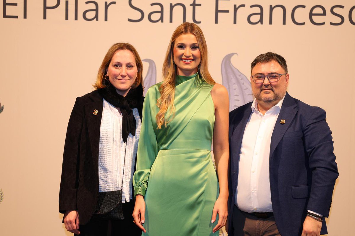 Pilar_SFrancesc's tweet image. 𝐈𝐌𝐏𝐎𝐒𝐈𝐂𝐈𝐎́ 𝐃’𝐈𝐍𝐒𝐈́𝐆𝐍𝐈𝐄𝐒 𝐀𝐄𝐏𝐒𝐅

En l’acte d’entrega dels Premis #CucdeSeda25 també es va impondre l’insígnia de l’Agrupació als nous membres de la directiva.

📸 @Fotofilmax 

#AEPSF25 #Falles25 #InsígniesAEPSF