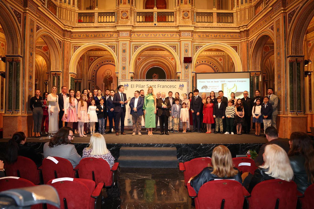 Pilar_SFrancesc's tweet image. 𝐏𝐑𝐄𝐌𝐈𝐒 𝐂𝐔𝐂 𝐃𝐄 𝐒𝐄𝐃𝐀

❤️ ¡Moltes gràcies a tots i totes els que varen colaborar, varen organisar, varen ajudar, varen presentar i varen assistir!

¡Va ser una gran nit!

🤝 Fent Agrupació 🤍

📸 @Fotofilmax 

#AEPSF25 #Falles25 #CucdeSeda