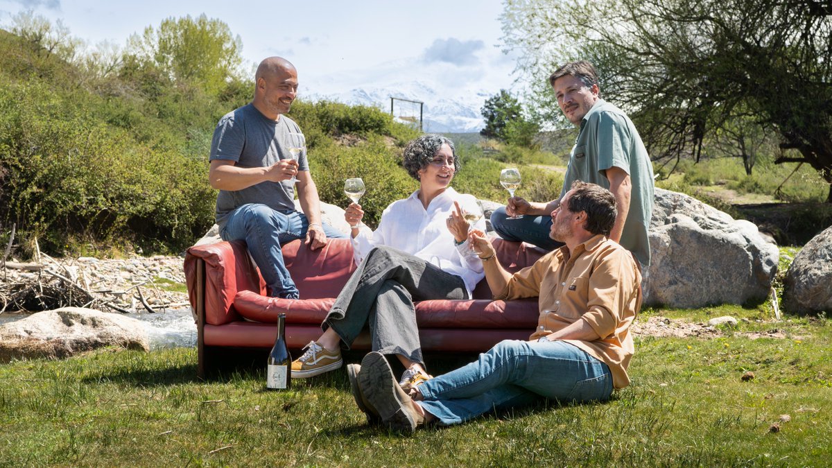 En 25 años, Alma 4 maduró y se convirtió en el encuentro de personas que disfrutan de lo que hacen, de productores de viñedos antiguos y únicos, y de nosotros cuatro, que desde el principio nos propusimos lograr el mejor espumante que se pueda tomar en cualquier ocasión.