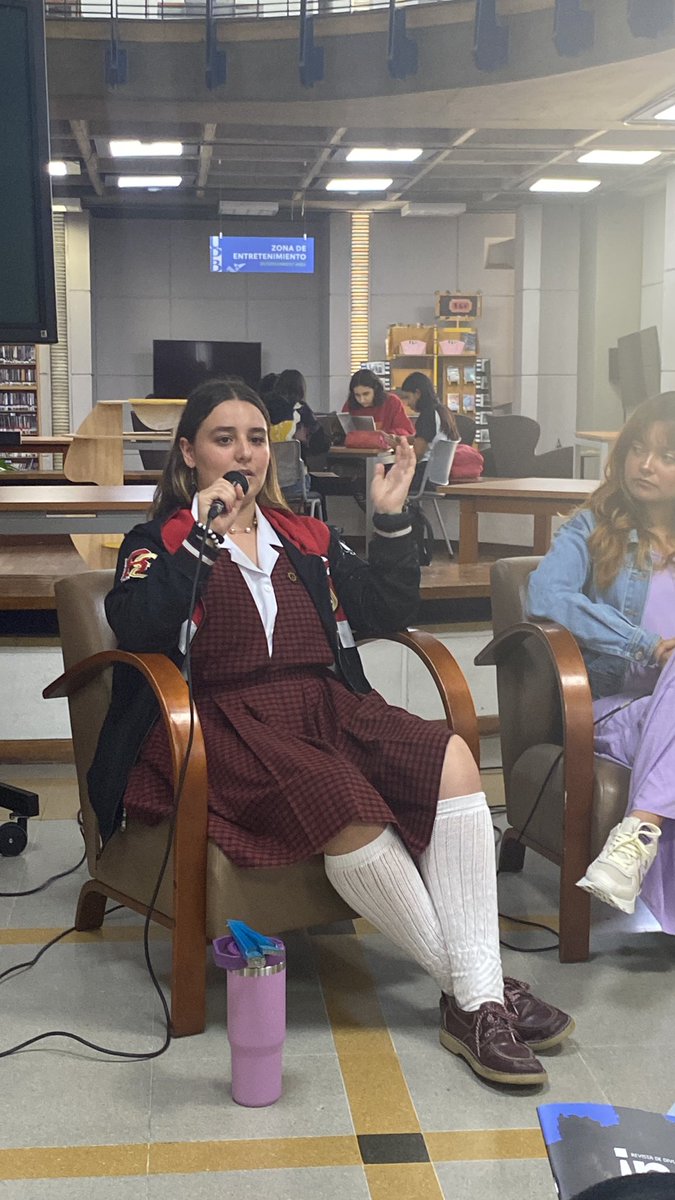 “Me encanta hablar de educación… y yo siento que como docentes no podemos llegar a apagarle la luz a una persona… hablar de forma sencilla de la ciencia … para no apagar esa curiosidad que todos tenemos”. Ideas de Sara Cardona Grado 11 Colegio <a href="/upbcolombia/">UPB</a> <a href="/beatrizemar/">Beatriz Elena Marín</a>