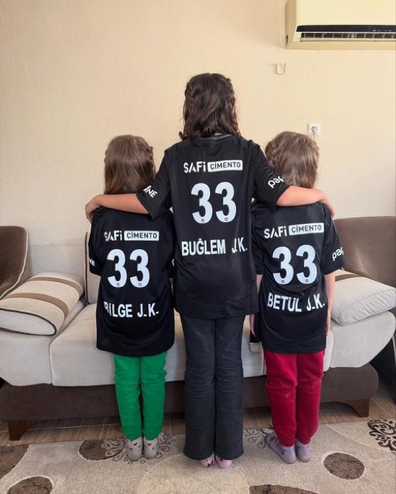 Beşiktaşlı bir babanın kızlarına verdiği isimler:

- Buğlem Jade Köse (B.J.K)
- Bilge Jülide Köse (B.J.K)
- Betül Jale Köse (B.J.K)