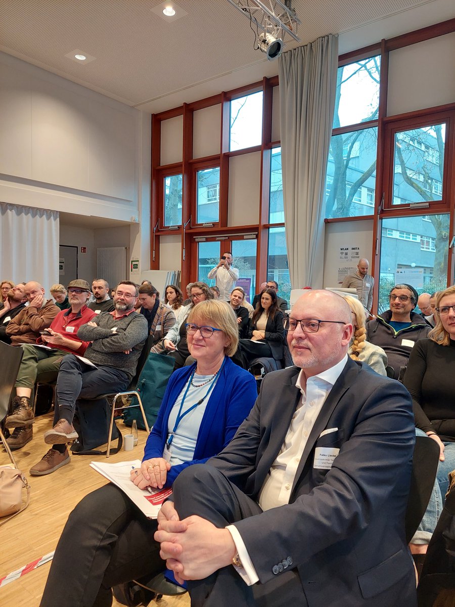 Paritätischer Berlin (@paritaetberlin) on Twitter photo #Jugendarbeit sicher gestalten und auskömmlich finanzieren - darum ging es heute bei einem fachpolitischen Gespräch u.a. mit Staatssekretär <a href="/falkone1/">Falko Liecke</a>, unserer Geschäftsführerin <a href="/GaSchlimper/">Gabriele Schlimper</a> und Vertreter*innen von Bezirk, Land und freien Trägern im Kiez Zentrum Villa Lützow. #Jugendarbeit sicher gestalten und auskömmlich finanzieren - darum ging es heute bei einem fachpolitischen Gespräch u.a. mit Staatssekretär <a href="/falkone1/">Falko Liecke</a>, unserer Geschäftsführerin <a href="/GaSchlimper/">Gabriele Schlimper</a> und Vertreter*innen von Bezirk, Land und freien Trägern im Kiez Zentrum Villa Lützow.