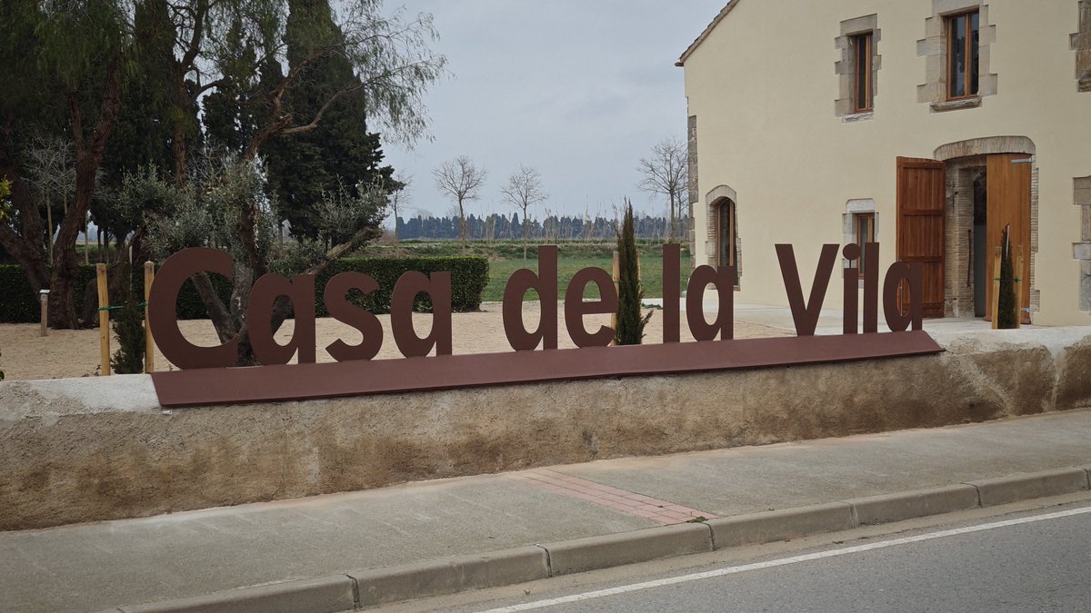 Benvolguts veïns,

Un cop solucionats els problemes de la connexió de fibra al nou edifici consistorial, situat a la Casa Gran, avui s'ha acabat el trasllat i ja hi podeu anar a fer els tràmits i/o consultes que necessiteu.