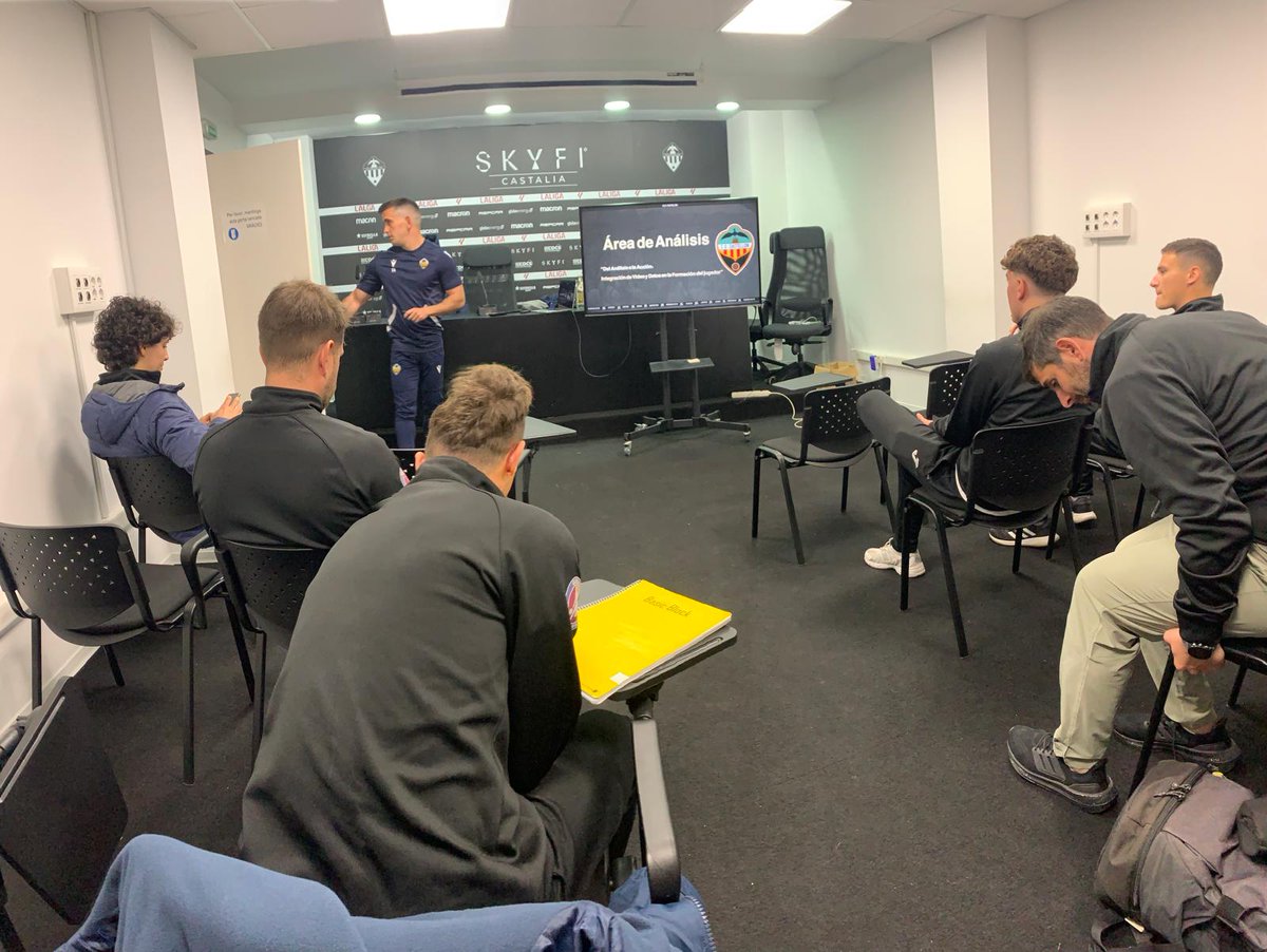 📖 Hoy hemos recibido la visita de los alumnos del Máster de Metodología y Valoración de Rendimiento en Fútbol de la UCV.

🙌 Una jornada enriquecedora para todos.

#PPO👂