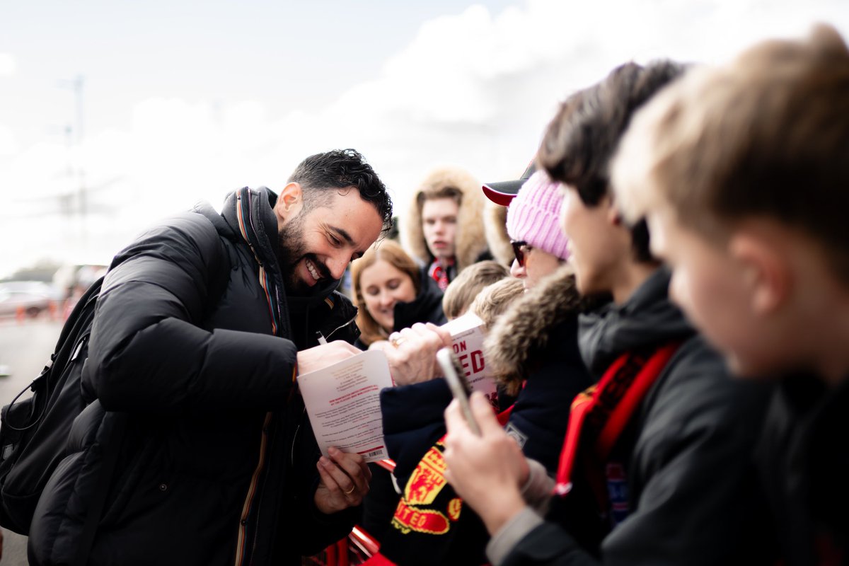 ManUtd's tweet photo. Meeting and greeting 🤝

#MUFC || #MUNIPS https://t.co/G0zHJm5WcL