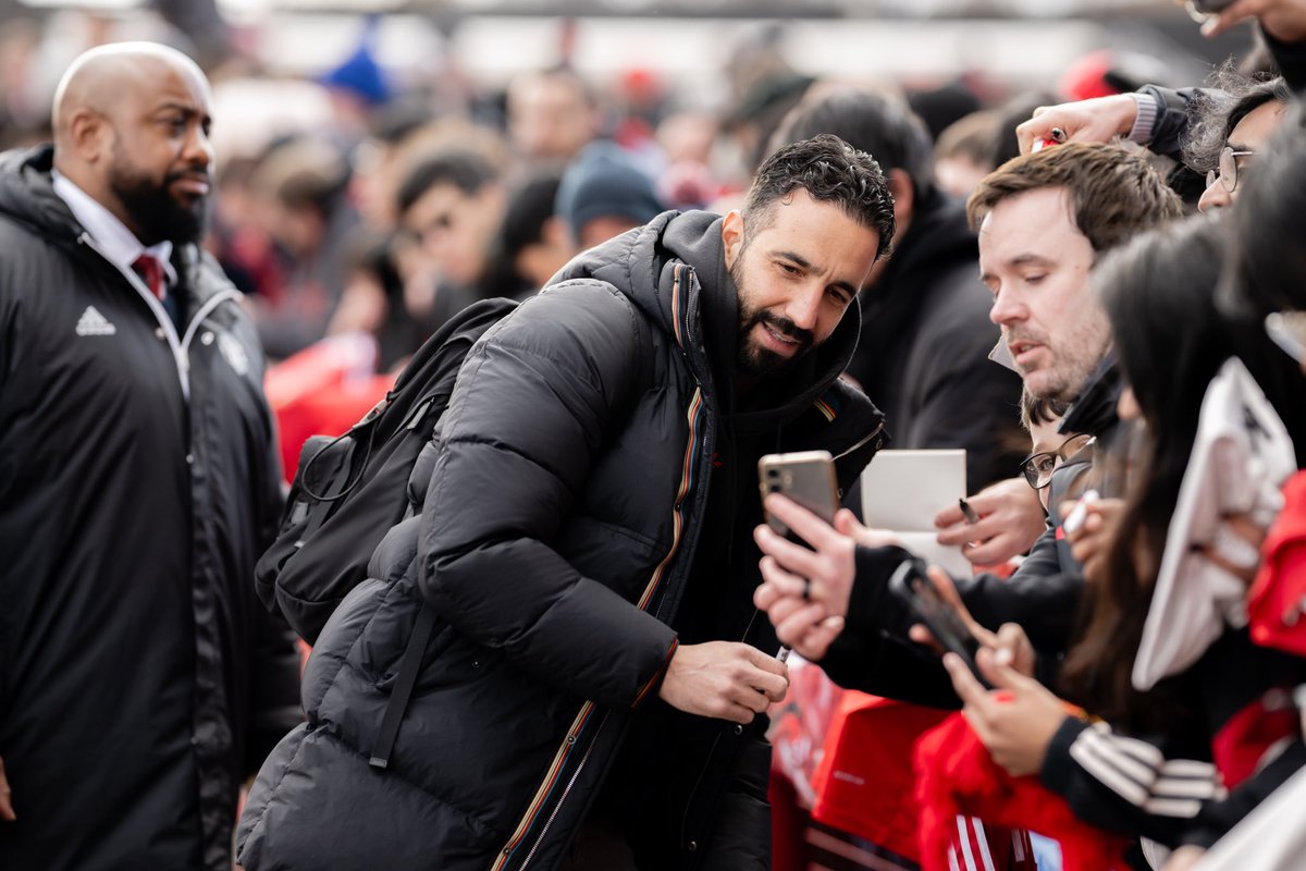 ManUtd's tweet photo. Meeting and greeting 🤝

#MUFC || #MUNIPS https://t.co/G0zHJm5WcL
