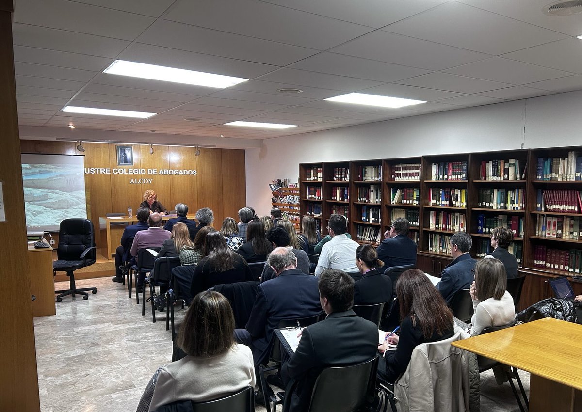 Retomamos las formaciones presenciales en nuestro Colegio. Hoy  hablamos de cuestiones hereditarias y voluntades anticipadas con Da. Desamparados Beaus, Notaria de Alcoy.