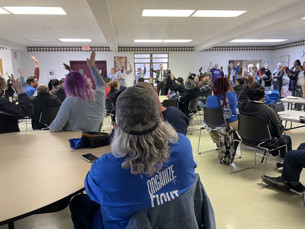 moworkerscenter's tweet image. 💥BREAKING💥
#MOworkers with MWC and allies with @missourijwj from across Missouri are at the Capitol in Jefferson City right now to tell state lawmakers: defend #PropA and the ballot measure process, and pass the Clean Slate Initiative! 

#MOworkers #FairWages #PaidSickDays