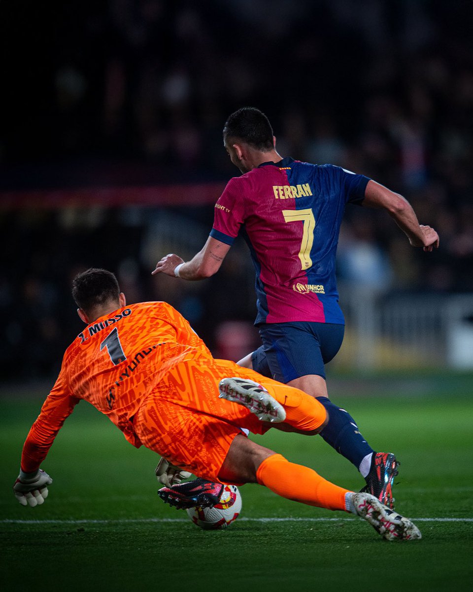 FerranTorres20's tweet image. Este partido es de los que piensas que lo has dado todo pero el resultado es diferente al que esperabas. Todos, y yo el primero, con esas dos ocasiones, tendremos la oportunidad de rematar la faena en la vuelta. Hasta entonces debemos seguir a tope en Liga y Champions. Vamos!💙❤️
