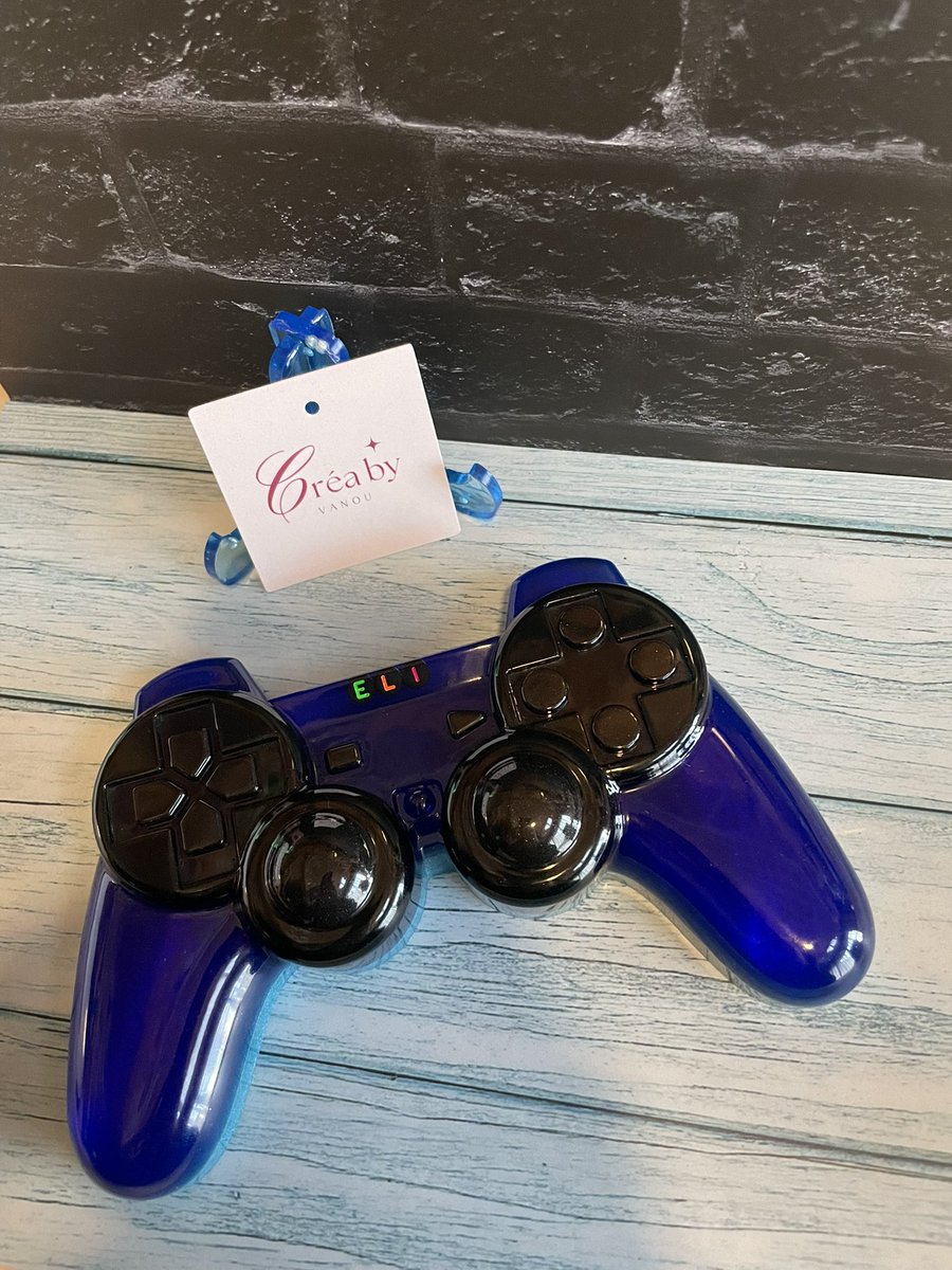 alaedgard's tweet photo. 🎮✨ Manette de Jeu en Résine Personnalisée pour Eli ✨🎮
✨ Une pièce unique, entièrement personnalisée à son prénom, qui allie passion du gaming et création fait main !

J’adore réaliser des objets sur mesure qui ont une vraie signification. #DIY https://t.co/tdAc6XpLaH