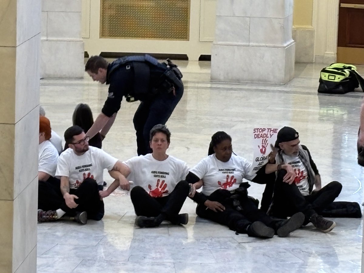 Carmen Paun (@carmenpaun) on Twitter photo Pro-ā¦<a href="/PEPFAR/">PEPFAR</a>ā© protest in Congress a few minutes ago. Pro-ā¦<a href="/PEPFAR/">PEPFAR</a>ā© protest in Congress a few minutes ago.