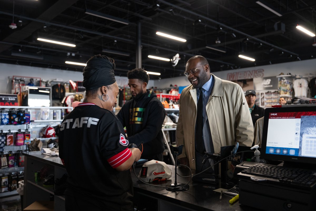 afronews's tweet photo. Baltimore native Kamau Marshall joins Mayor Scott’s team to shape city’s message
By Ashleigh Fields, Special to the AFRO
https://t.co/oGBGAlq5W9

#baltimoremayor #kamaumarshall #mayorbrandonscott #blackpress #citycommunications https://t.co/4RbrpDGCpz