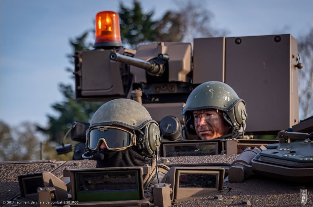 Déployer le poste de commandement tactique, prendre des décisions rapides, s’adapter au terrain, se camoufler et assurer la continuité du commandement en toutes circonstances.
Conduite des opérations en conditions réelles dans le département de l’Oise pour le PC du 501.
Rick !
