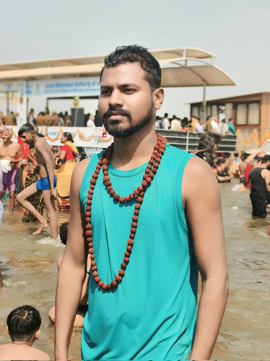 shusilkumars's tweet photo. हर-हर गंगे जय त्रिवेणी संगम

तीर्थराज प्रयाग महाकुंभ में आज पवित्र त्रिवेणी संगम में सपत्नीक डुबकी लगाकर पुण्य प्रवाह को नमन किया। यही सनातन की शक्ति है कि इस पवित्र स्नान से तन ही नहीं अपितु मन भी आनंदित हो गया दिव्यता की अनुभूति से भर गया।

हर हर गंगे! 

Sushil kumar chitrangi https://t.co/2XSkgaA2NV
