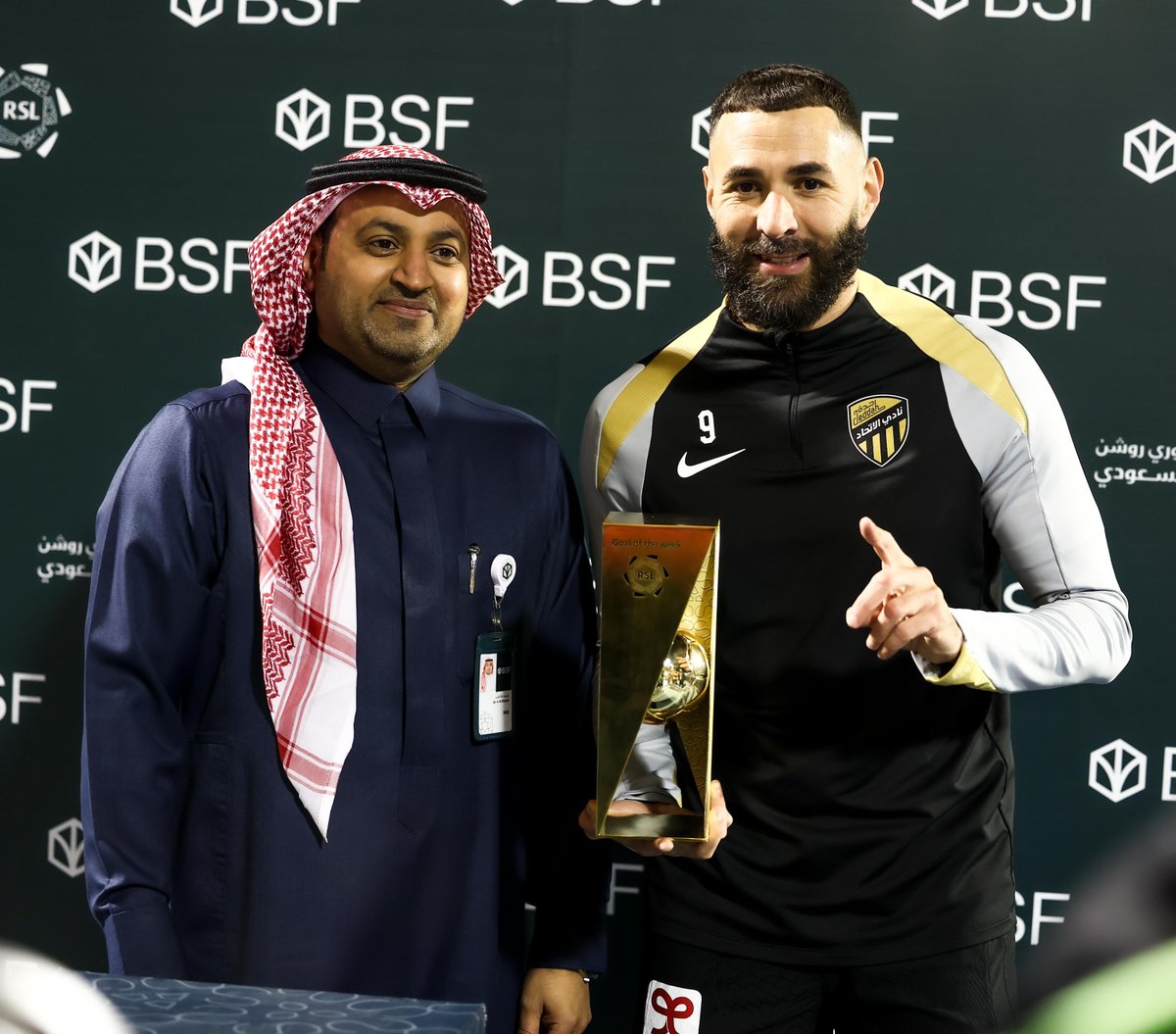 📸| الأسطورة  <a href="/Benzema/">Karim Benzema</a>  يتسلم جائزة هدف #جولة_يوم_التأسيس 🌟⚽️