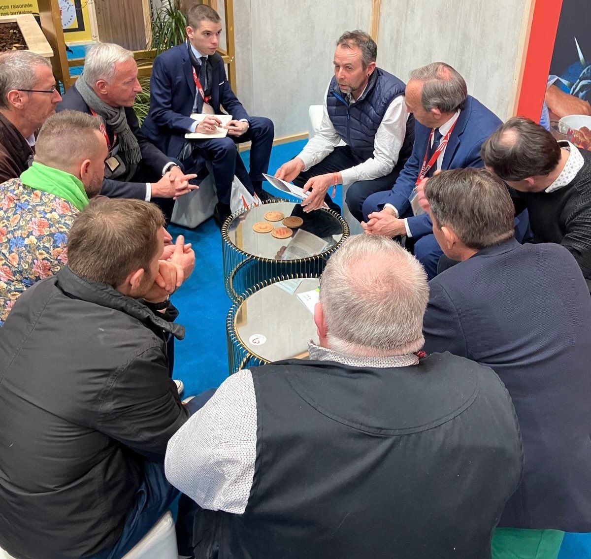 Olivier Richefou (@olivierrichefou) on Twitter photo 🐮🌾Merci à <a href="/JeunesAgri/">Jeunes Agriculteurs</a> , <a href="/Interbev_fr/">Interbev</a> et la Fédération nationale des courses hippiques pour nos échanges.
Le <a href="/Salondelagri/">Salon International de l'Agriculture</a> est un moment précieux pour être à l’écoute des professionnels concernant leurs problématiques et leurs attentes🇫🇷
<a href="/FauconBenoit/">Benoît Faucon</a> <a href="/SGuioullier/">Stéphane GUIOULLIER</a> #SIA2025 🐮🌾Merci à <a href="/JeunesAgri/">Jeunes Agriculteurs</a> , <a href="/Interbev_fr/">Interbev</a> et la Fédération nationale des courses hippiques pour nos échanges.
Le <a href="/Salondelagri/">Salon International de l'Agriculture</a> est un moment précieux pour être à l’écoute des professionnels concernant leurs problématiques et leurs attentes🇫🇷
<a href="/FauconBenoit/">Benoît Faucon</a> <a href="/SGuioullier/">Stéphane GUIOULLIER</a> #SIA2025