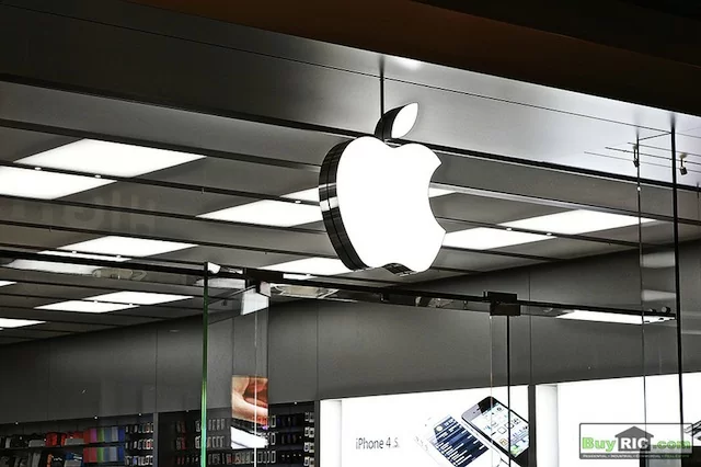 Solvexdigital's tweet photo. Apple and Indonesia have reached an agreement to lift the iPhone 16 sales ban. Apple will invest $1 billion in local manufacturing and R&amp;D, meeting Indonesia's local content requirements. This move aims to boost Indonesia's tech industry and Apple's market presence. https://t.co/syCyfRB6yn
