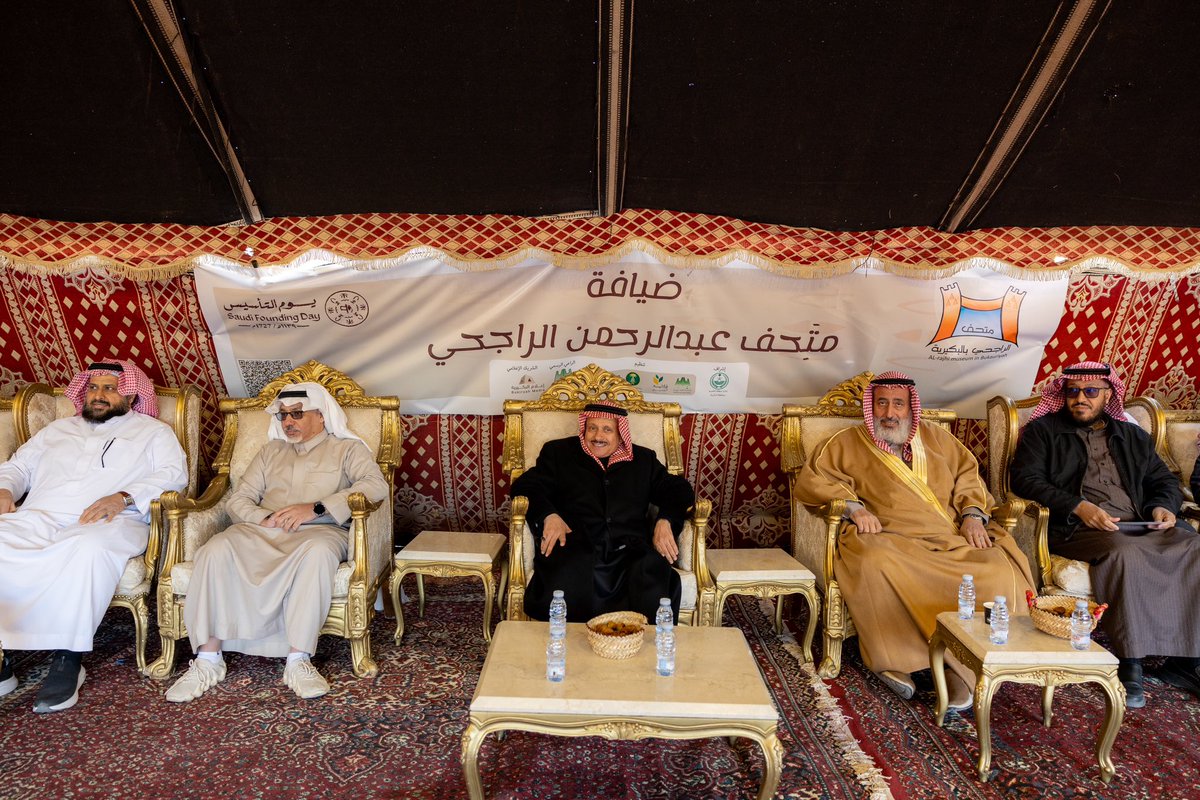 falaleeh1's tweet photo. 📄| قام وفد يتقدمهم الدكتور محمد بن ناصر الراجحي بزيارة لسوق الفلاليح بجادة السواقي 🌴 بمحافظة #البكيرية اطلعوا على ركن جمعية فلاليح القصيم وبيع المنتجات الزراعية والأسر المنتجة، وأشاد بالسوق وتنوع فعالياته. https://t.co/AUp5i9FHiV