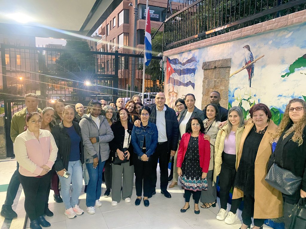 Delegación del <a href="/MinturCuba/">Ministerio Turismo</a>, encabezada por la Vice Ministra Yamily Aldama Valdés, que participará en la #VitrinaANATO2025, conversan con miembros de nuestra sede sobre los desafíos del sector turístico en Cuba🇨🇺.