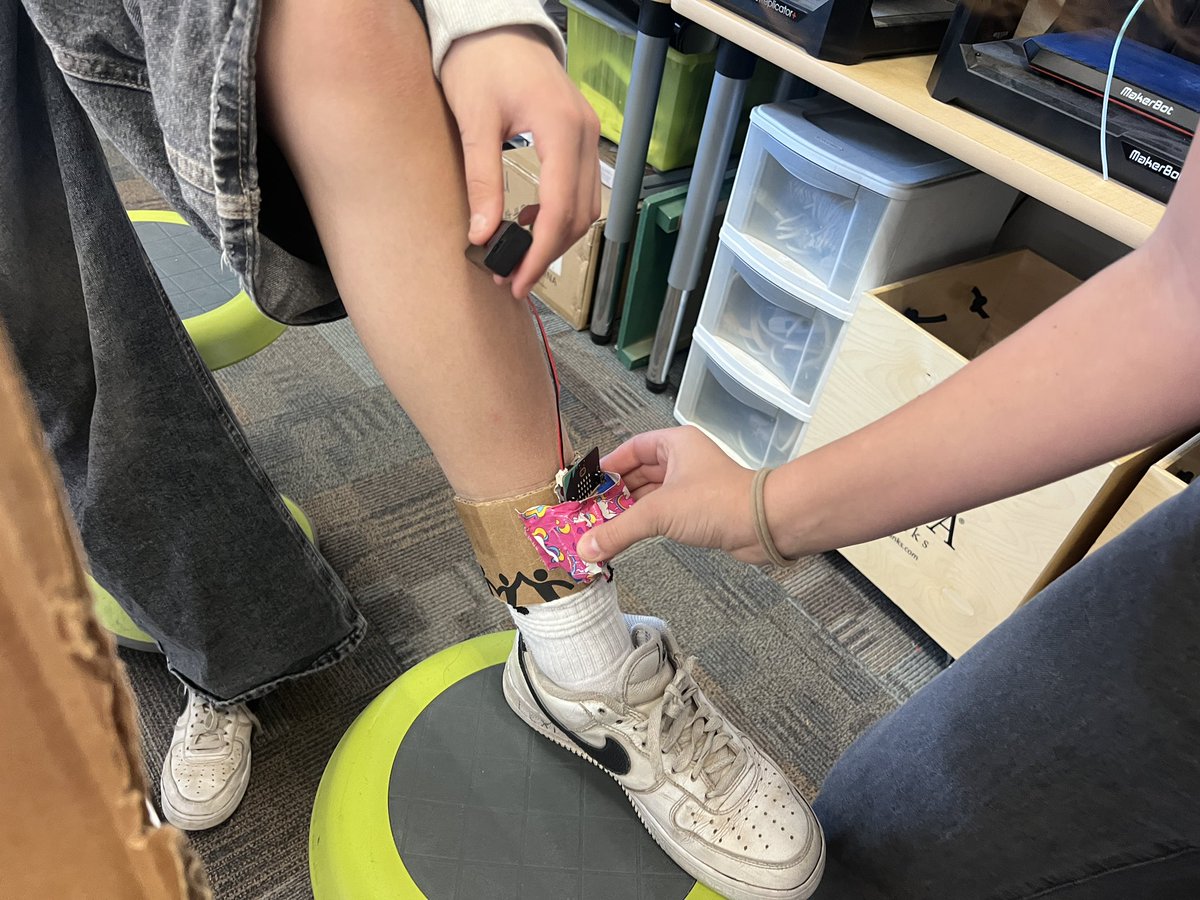 KnIhT_tNeReFfId's tweet photo. We are doing a @microbit_edu Step Challenge Wearable Fashion!!! The students had to make predictions for number of steps it would take to get to certain places on campus. #csforall #csk8 #code #engineering #stem #stemed #edtech #makerspace #makersgonnamake @SVViperPride @DVUSD https://t.co/oDjkKfUuK3