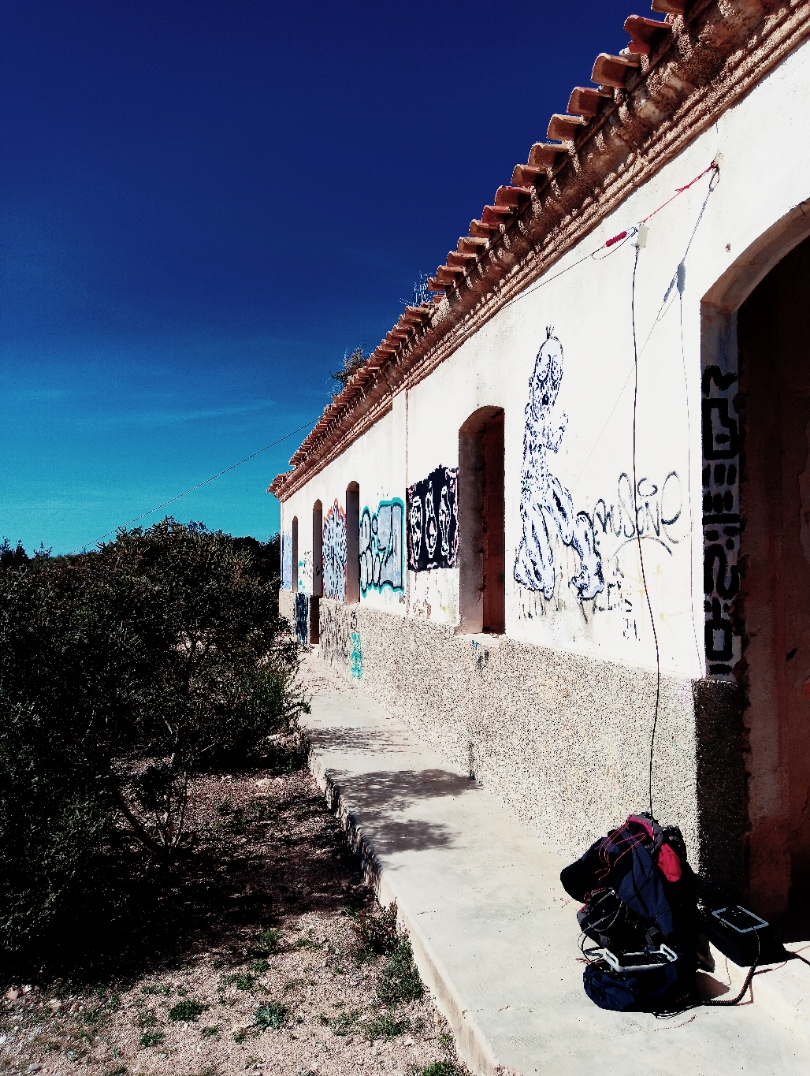 Making phonetic contacts in HF, FT8 and VarAC, with IC705 and mAT-705 tuner and homemade long wire antenna with 49:1 balun, obviously basking in the sun of the Costa Blanca.

#hamradio #radioaficion #hf #radioaficionado #hamr #ic705 #radioamateur #antenna