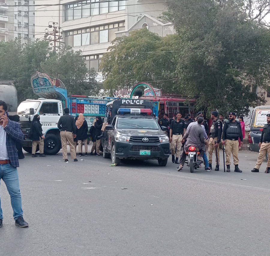 SammiBaluch's tweet photo. بلوچ یکجہتی کمیٹی کی جانب سے بلوچستان میں حالیہ ٹارگٹ کلنگ اور جعلی مقابلوں میں بلوچوں کے قتل کے خلاف آج کراچی پریس کلب میں ہونے والے احتجاجی مظاہرے کو ایک بار پھر سندھ پولیس نے روک دیا۔ پولیس نے پریس کلب کو چاروں طرف سے سیل کر کے مظاہرین کو وہاں پہنچنے سے روک دیا۔

یہ چوتھی بار ہے کہ جب بھی بلوچ یکجہتی کمیٹی احتجاج کی کال دیتی ہے، سندھ پولیس پریس کلب کے راستے بند کر کے مظاہرین کو تشدد کا نشانہ بناتی ہے۔

پریس کلب وہ جگہ ہے جہاں عوام اپنے مطالبات میڈیا کے ذریعے دنیا تک پہنچانے کے لیے جمع ہوتے ہیں، مگر افسوسناک امر یہ ہے کہ بلوچوں سے یہ بنیادی حق بھی چھین لیا گیا ہے۔ 
جمہوریت کے دعوے کرنے والے @BBhuttoZardari کیا اب سندھ میں بلوچوں کو اپنے حقوق کےلئے آواز اٹھانے کی بھی اجازت نہیں ؟