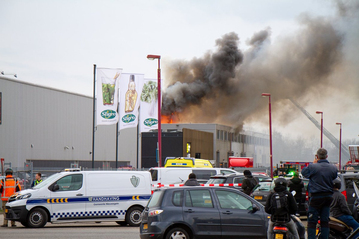 Grote brand in bedrijfsverzamelgebouw op industrieterrein in Nieuwegein