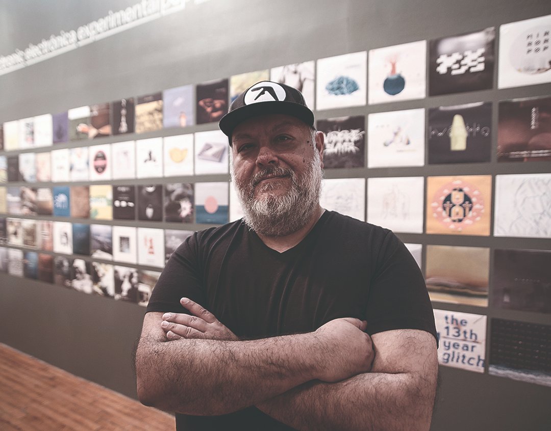 Global Ear: Tijuana  

Juan San Cristóbal Lizama compiles an annotated playlist to accompany his report on Tijuana’s Static Discos label in The Wire 493

thewire.co.uk/audio/tracks/g…

Photo: Static Discos founder Ejival in Tijuana, Mexico. Photo by Braulio Lam