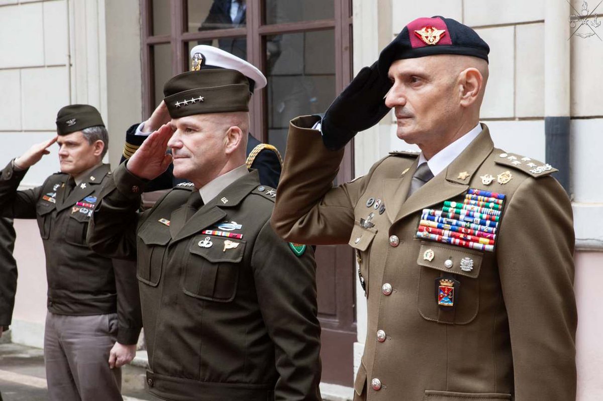 Il #CapoSMD Gen. Luciano #Portolano, ha incontrato il Gen. Christopher G. Cavoli, Supreme Allied Commander Europe (SACEUR), preziosa opportunità per discutere del ruolo delle Forze Armate🇮🇹 italiane nell’ottica della difesa collettiva della #NATO 
▶️ bit.ly/CHOD_SACEUR