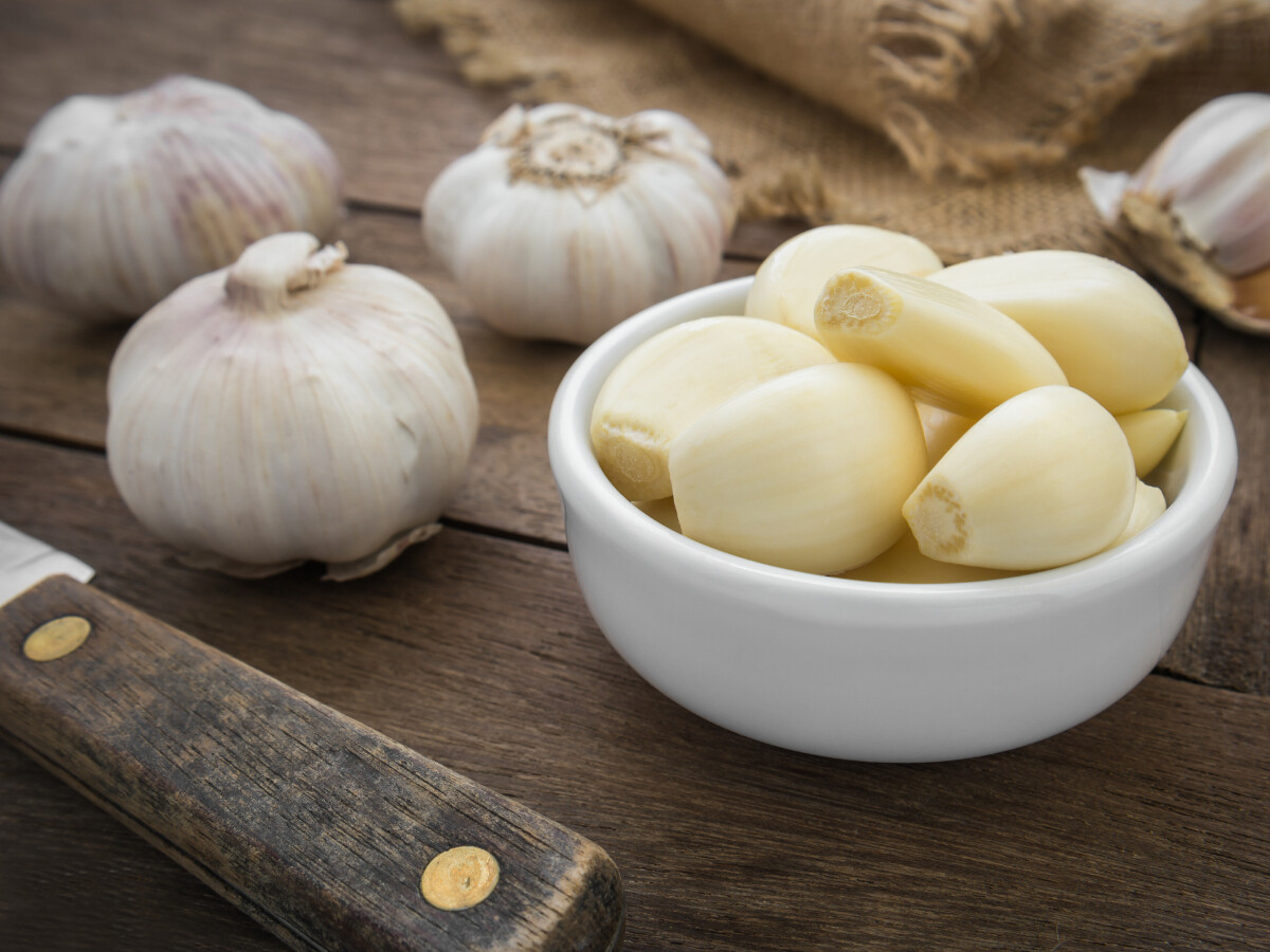 Tu microbiota intestinal controla tu salud mental, sistema inmune y metabolismo...  

Pero hemos perdido hasta el 50% de la microbiota que tenían nuestros ancestros.  

Por eso, investigué los 8 mejores alimentos para restaurarla de forma natural: 🧵  

1. Ajo