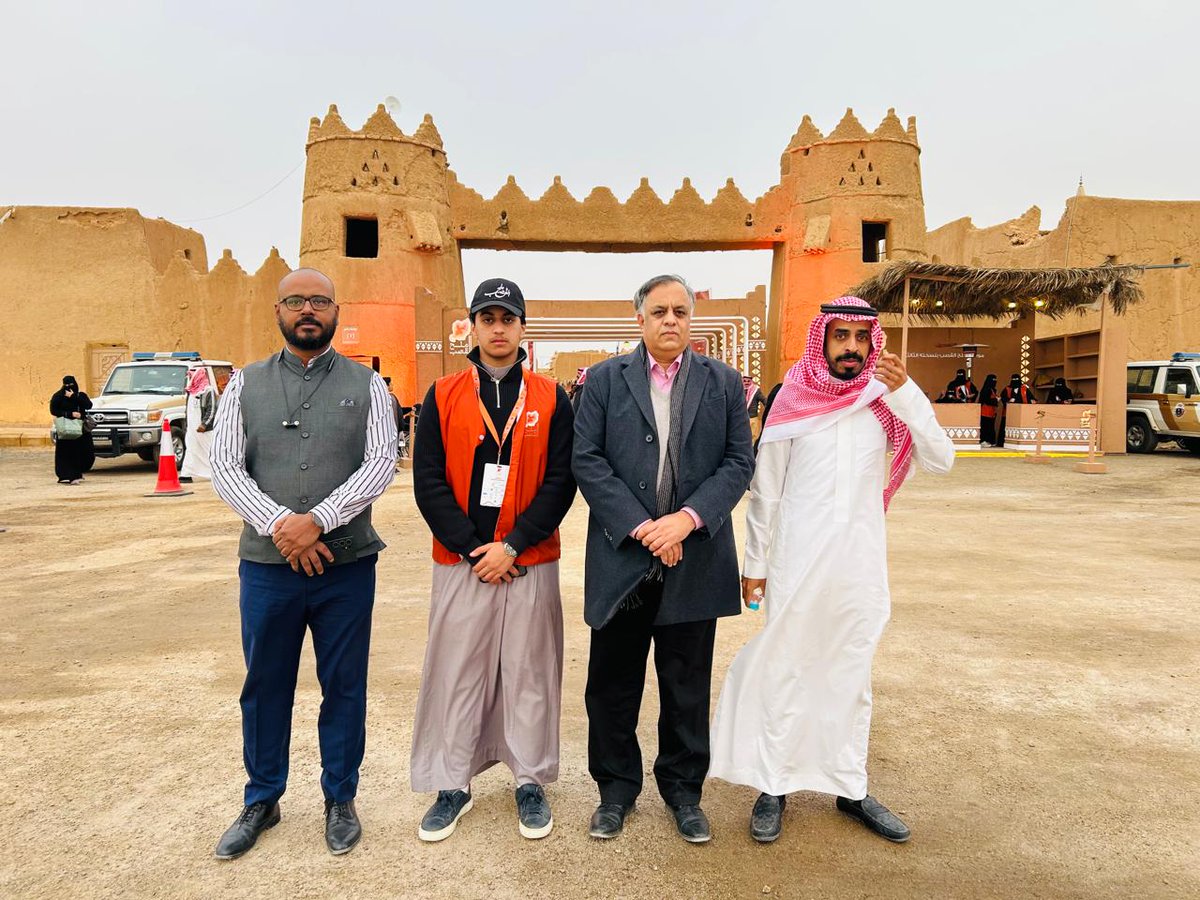 Visited the “Qasab Salt Season” Festival today in the city of Al-Qasab. The city is famous for mining and processing salt from its vast stretches of salt flats (mamalahat al Qasab). Also got a flavour of local culture and traditions at the Al-Qasab heritage village.