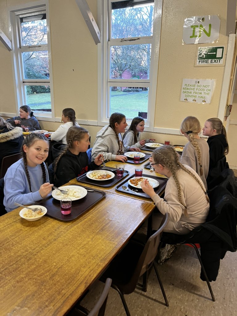 Empty plates and full bellies at dinner! On the menu: Chilli Chicken and Rice, Creamy Pasta and Apple Crumble and Custard. Yum!! 🍽️ <a href="/MrKellyGCC/">Mr Kelly</a> #ThorntreeDounans2025