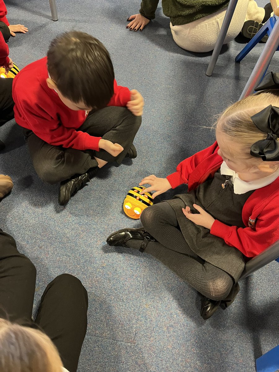 GcpYear1's tweet image. Starting our computing day exploring buttons @primarygreat #gcpcomputing