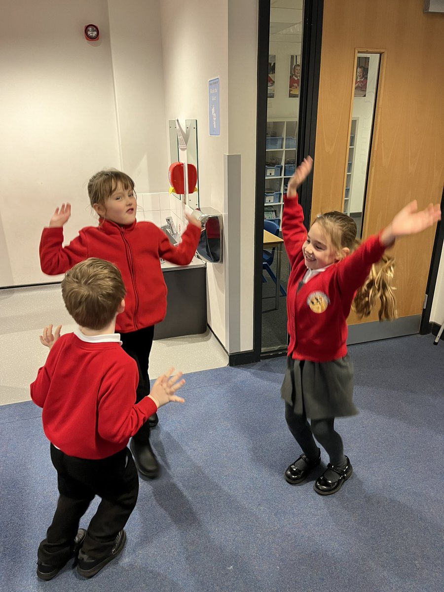 GcpYear1's tweet image. Giving directions like a robot @primarygreat #gcpcomputing