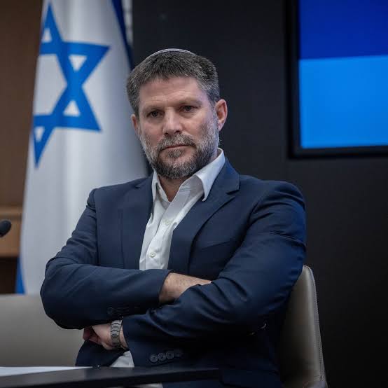 EviesSantiago's tweet photo. 🇮🇱#URGENTE: El ministro de Finanzas de #Israel, Bezalel Smotrich, dio ayer un ultimátum a #Hamas: 

Devolver a todos los rehenes antes del sábado, o Israel empezará a apoderarse de trozos de territorio de #Gaza.

"Israel ampliará las zonas agrícolas de los kibutzim Be'eri y Nir Oz al área perimetral de la Franja de Gaza, y esta tierra quedará en nuestras manos para siempre".