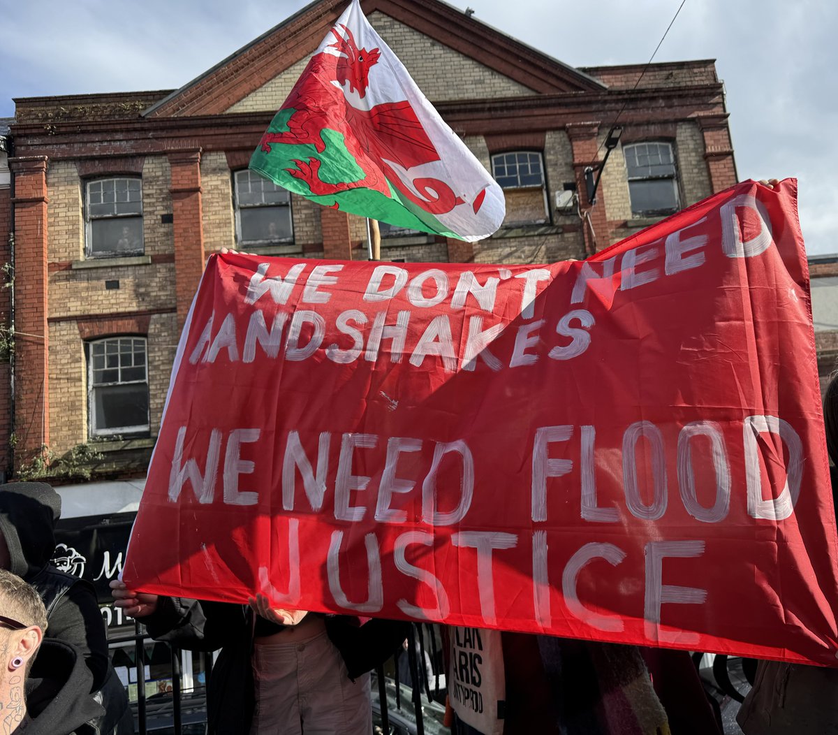 We gave William Windsor and Kate Middleton the welcome they deserve in Pontypridd, joined by socialists and republicans from across Wales 🚩🏴󠁧󠁢󠁷󠁬󠁳󠁿

Nationalise the crown estate, use the profit to end child poverty, build flood defences and secure our tips!