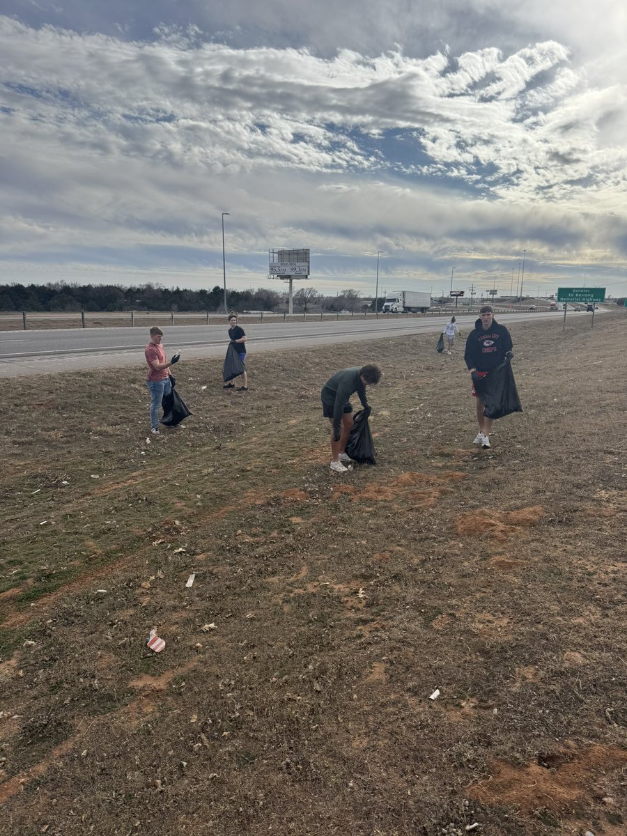 Make a Positive Impact! 

Today, many of our student-athletes spent time picking up trash and helping keep the Weatherford community clean!

#EAT