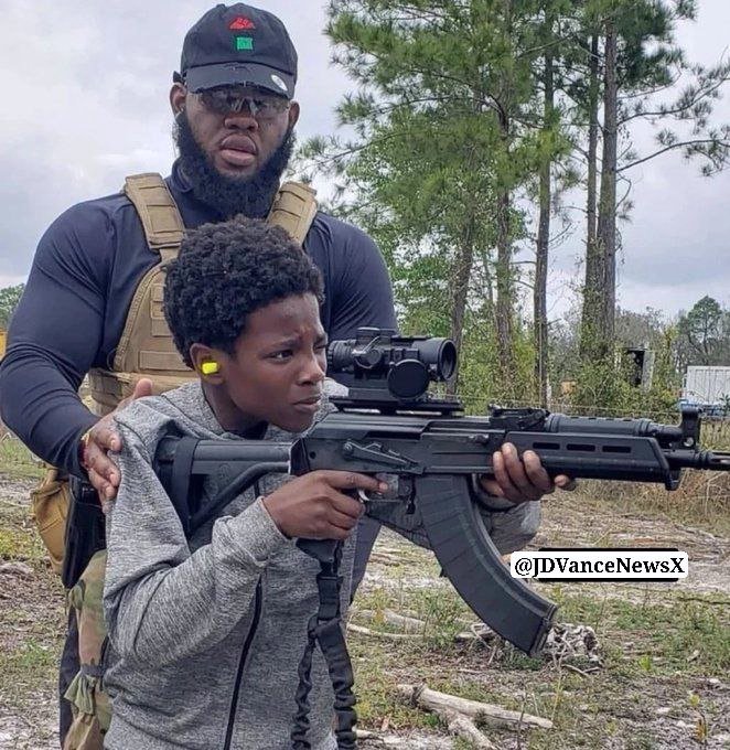 RightScopee's tweet image. 🚨BREAKING:

How does this Father teaching his son about the 2nd Amendment make you feel?