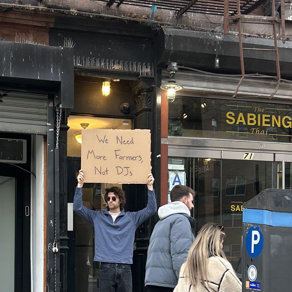 seth (@dudewithsign) on Twitter photo 
