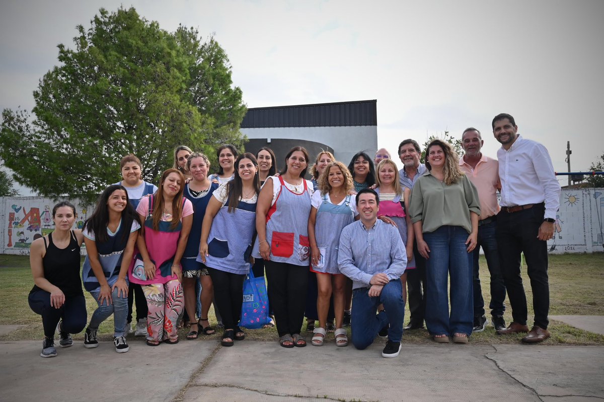 AlbertoSileoni's tweet photo. Recorrimos el Jardín de Infantes  N°926, en Pablo Nogués, distrito de Malvinas Argentinas junto con el intendente @Nardini_Leo, el director Provincial de Consejos Escolares Alejandro Perrone, la directora de la institución Daniela Opezzo, y autoridades municipales y provinciales. https://t.co/O72et9m8tv