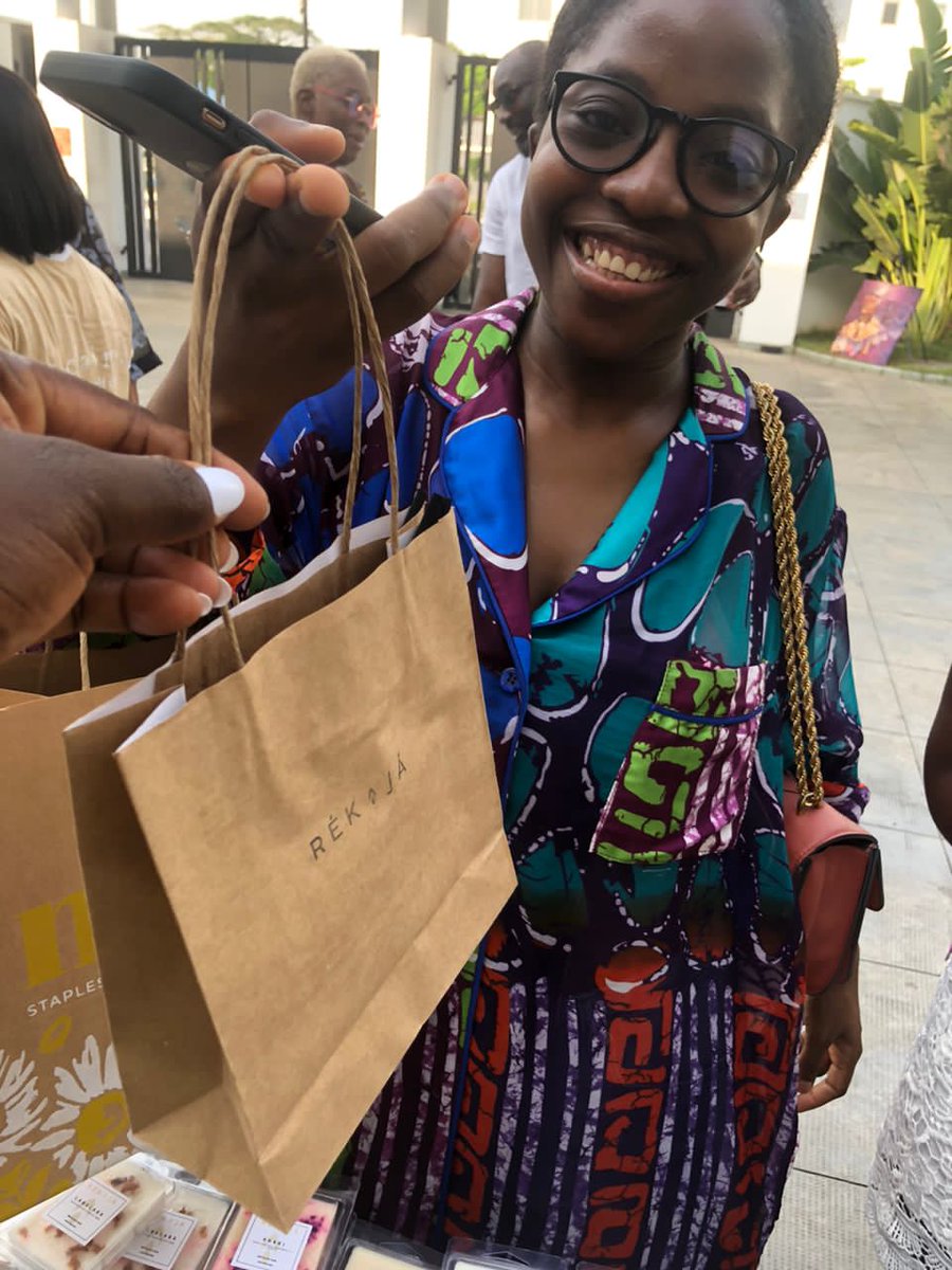 Gather Market Pop-Up 2024 – A happy customer purchasing Rèkojà. 😍