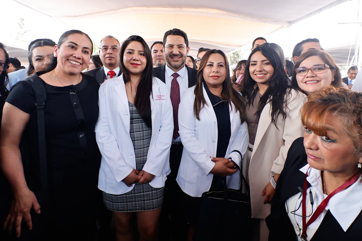 ISSSTE_mx's tweet photo. Destacó que, por primera vez, se premiarán a los autores de las 10 mejores tesis 🏅 e invitó a los más de 2️⃣ mil egresados a continuar su formación profesional en las unidades médicas del Instituto, el cual se encuentra en una etapa de mejoras sustantivas que tienen por objetivo mejorar las condiciones laborales de los trabajadores de la salud. 🩺 

¡Felicidades! 🎉 ¡Que todo su esfuerzo y dedicación sea recompensado! 👏🏼