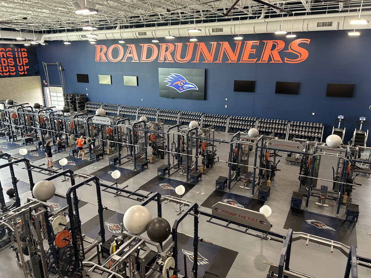 GameOne_USA's tweet photo. On campus today with @UTSAAthletics 🤙

Swoosh coming soon… ✔️ https://t.co/7tZ760YahE