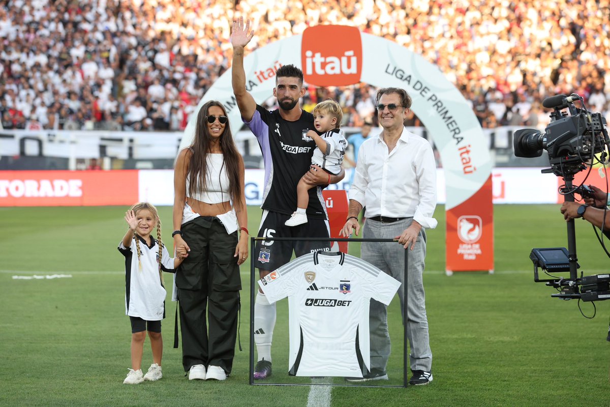 Ya haber jugado 1 partido fue y es  un privilegio en Colo-Colo , cumplir los 100 es todo un orgullo. Gracias <a href="/ColoColo/">Colo-Colo</a> por hacerme parte de su historia, y feliz de poder seguir logrando cosas juntos. Vamos Cacique 🤟🏼⚫️⚪️