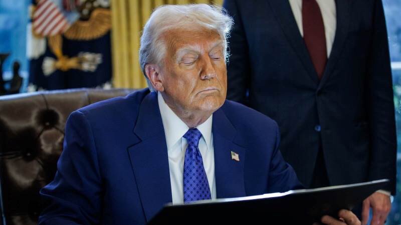 Daou0612's tweet photo. 🏛️ Trump signe un décret renforçant le contrôle des dépenses publiques via le DOGE (Département de l'Efficacité Gouvernementale). Objectif : système centralisé pour tracer chaque paiement avec justification écrite. #Gouvernement #Transparence https://t.co/TGh51ybKYd