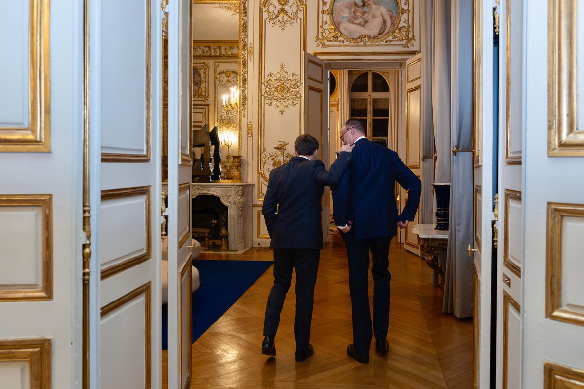 Nach dem Gespräch zwischen Merz und Macron hieß es aus Merz’ Umfeld: „Das Gespräch fand in außerordentlich freundschaftlicher Atmosphäre statt. Merz und Macron waren sich einig, ein neues Kapitel in den deutsch-französischen Beziehungen zu eröffnen.“

Ein Lichtblick für Europa.